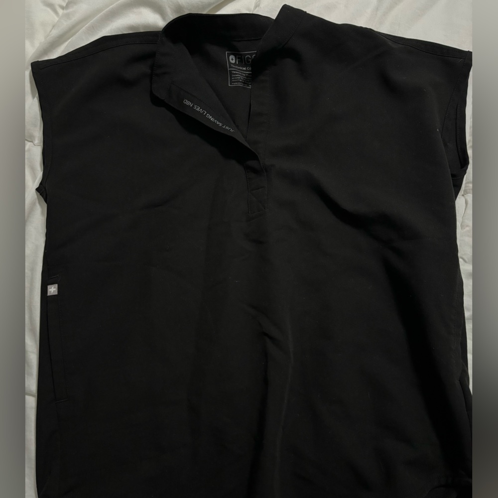 FIGS black Rafaela Oversized FREEX scrub top